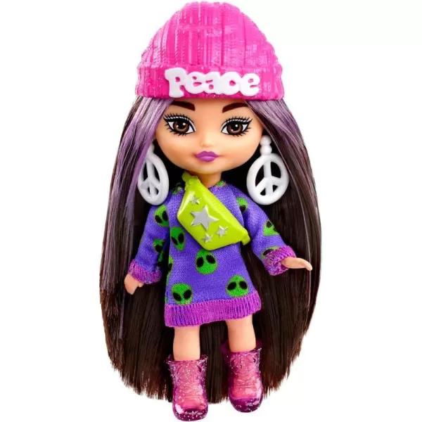 Barbie Extra Mini Minis Doll with Blue Hair Sporty Outfit Roller Skates amp Accessories amp Stand 325inchAlien Print